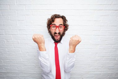 Çılgın işadamı bir kavramı ifade. Tuğla duvar arka plan.