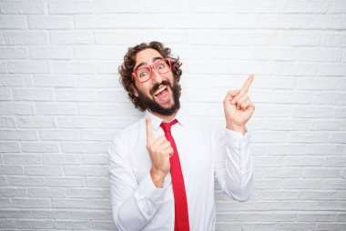 Çılgın işadamı bir kavramı ifade. Tuğla duvar arka plan.