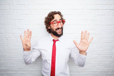 Çılgın işadamı bir kavramı ifade. Tuğla duvar arka plan.