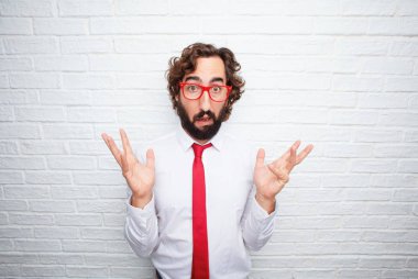 Çılgın işadamı bir kavramı ifade. Tuğla duvar arka plan.