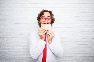 Çılgın işadamı bir kavramı ifade. Tuğla duvar arka plan.