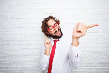 Çılgın işadamı bir kavramı ifade. Tuğla duvar arka plan.