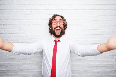 Çılgın işadamı bir kavramı ifade. Tuğla duvar arka plan.