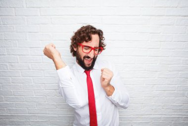 Çılgın işadamı bir kavramı ifade. Tuğla duvar arka plan.