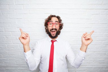 Çılgın işadamı bir kavramı ifade. Tuğla duvar arka plan.