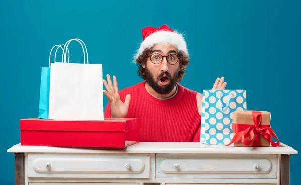 Jonge Man Met Geschenken Kerst Concept — Stockfoto