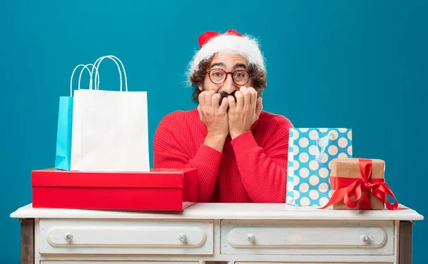 Jonge Man Met Geschenken Kerst Concept — Stockfoto