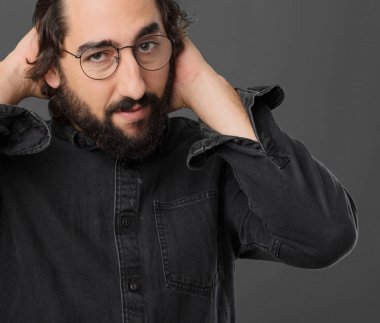 Genç güzel sakallı adam poz