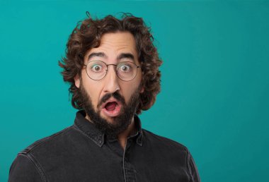 Genç güzel sakallı adam poz