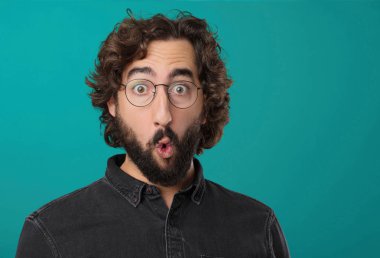 Genç güzel sakallı adam poz