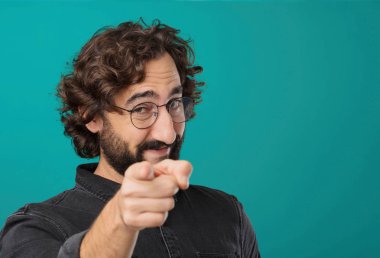 Genç güzel sakallı adam poz