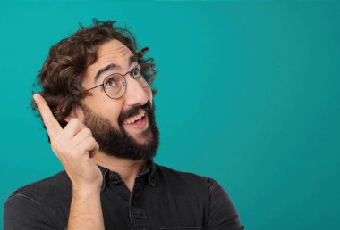 Genç güzel sakallı adam poz