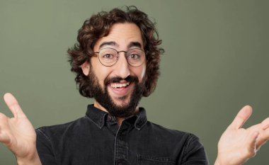 Genç güzel sakallı adam poz