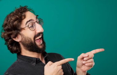 Genç güzel sakallı adam poz