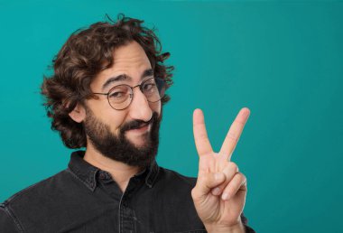 Genç güzel sakallı adam poz