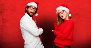 Genç çift ifade Noel kavramı. Çift ve arka planda farklı katmanları.