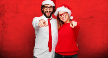 Genç çift ifade Noel kavramı. Çift ve arka planda farklı katmanları.