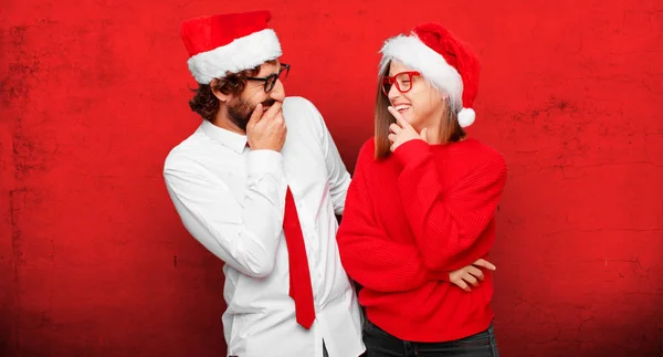 Молодая Пара Выражает Рождественскую Концепцию Пара Фон Разных Слоях — стоковое фото