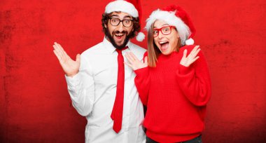 Genç çift ifade Noel kavramı. Çift ve arka planda farklı katmanları.