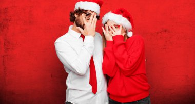 Genç çift ifade Noel kavramı. Çift ve arka planda farklı katmanları.