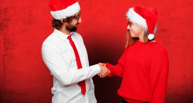 Genç çift ifade Noel kavramı. Çift ve arka planda farklı katmanları.