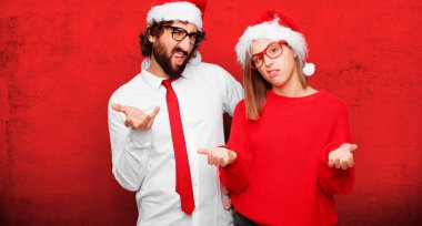 Genç çift ifade Noel kavramı. Çift ve arka planda farklı katmanları.