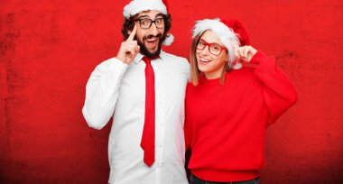 Genç çift ifade Noel kavramı. Çift ve arka planda farklı katmanları.