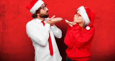 Genç çift ifade Noel kavramı. Çift ve arka planda farklı katmanları.