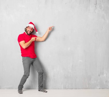 Genç deli adam tam vücut. Noel kavramı.