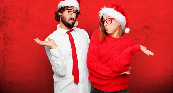 Jovem Casal Expressando Conceito Natal Casal Fundo Diferentes Camadas — Fotografia de Stock