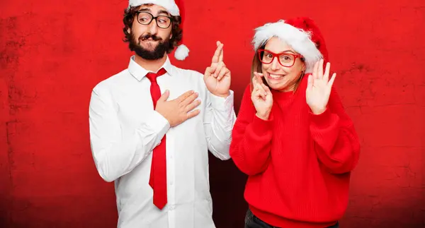 Jovem Casal Expressando Conceito Natal Casal Fundo Diferentes Camadas — Fotografia de Stock