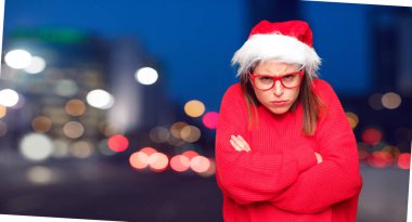 Genç güzel kadın Noel kavramı. Düzenlenebilir arka plan.