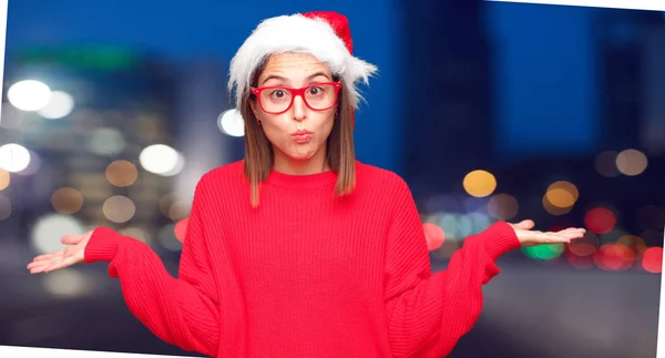 若いきれいな女性のクリスマス コンセプト 編集可能な背景 — ストック写真