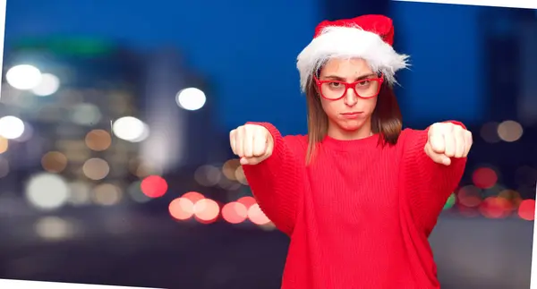 若いきれいな女性のクリスマス コンセプト 編集可能な背景 — ストック写真