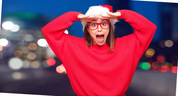 Junge Hübsche Frau Weihnachtskonzept Editierbarer Hintergrund — Stockfoto