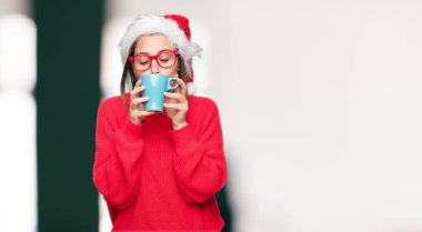 Genç güzel kadın Noel kavramı. Düzenlenebilir arka plan.