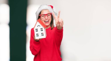 Genç güzel kadın Noel kavramı. Düzenlenebilir arka plan.