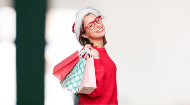 Genç güzel kadın Noel kavramı. Düzenlenebilir arka plan.