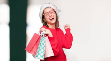 Genç güzel kadın Noel kavramı. Düzenlenebilir arka plan.