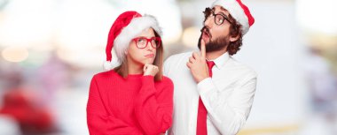 Genç çift ifade Noel kavramı. Çift ve arka planda farklı katmanları.