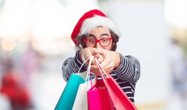 Noel Baba şapkası genç adam. Noel kavramı.
