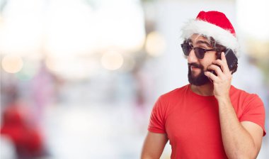 Noel Baba şapkası genç adam. Noel kavramı.