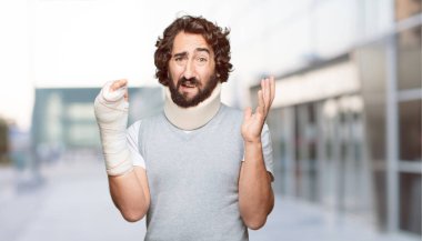 Genç adam kırık kemikler. Yaralanma ve kaza kavramı kurbanı.