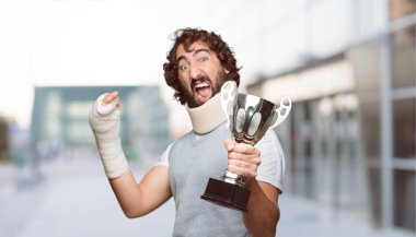 Genç adam kırık kemikler. Yaralanma ve kaza kavramı kurbanı.