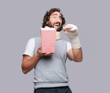 Genç adam kırık kemikler. Yaralanma ve kaza kavramı kurbanı.