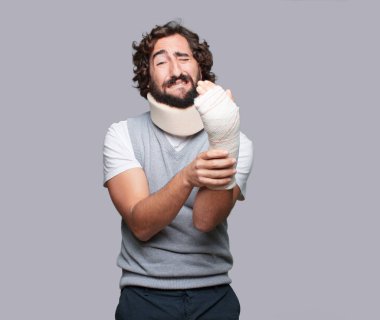 Genç adam kırık kemikler. Yaralanma ve kaza kavramı kurbanı.