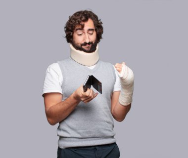 Genç adam kırık kemikler. Yaralanma ve kaza kavramı kurbanı.