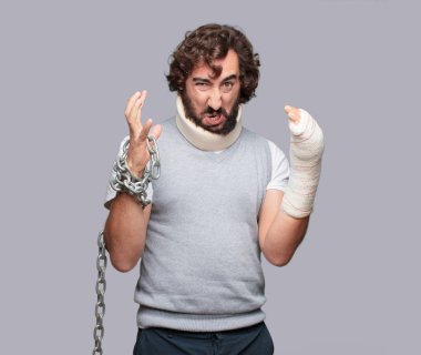 Genç adam kırık kemikler. Yaralanma ve kaza kavramı kurbanı.