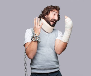 Genç adam kırık kemikler. Yaralanma ve kaza kavramı kurbanı.