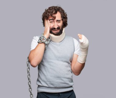 Genç adam kırık kemikler. Yaralanma ve kaza kavramı kurbanı.